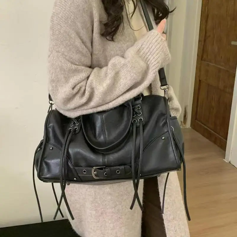 Sac Boston Y2k Le Bohème à pompon et boucle ceinture – L'Essentiel