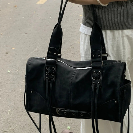 Sac pillow à pompon L'Audacieux porté sous le bras – L'Essentiel
